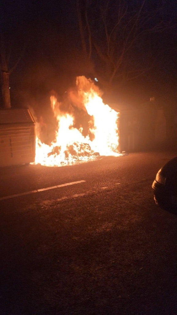 Incendio en La Palomera: Dos contenedores arden en la Calle Los Robles el 18 de marzo.