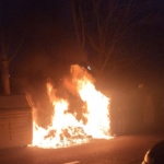 Incendio en La Palomera: Dos contenedores arden en la Calle Los Robles el 18 de marzo.