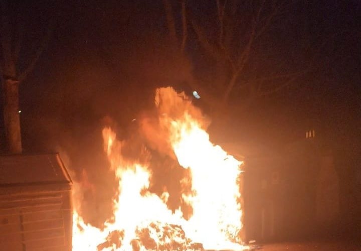 photo 2025 03 18 09 04 18 e1742285313705 Incendio en La Palomera: Dos contenedores arden en la Calle Los Robles el 18 de marzo.