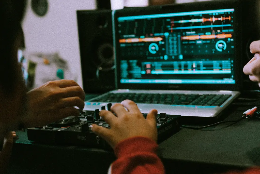 dj digital 1 [DIM'25] De museo a espectáculo sonoro: Casa Botines trae increíble música, tatuajes y DJ femeninas
