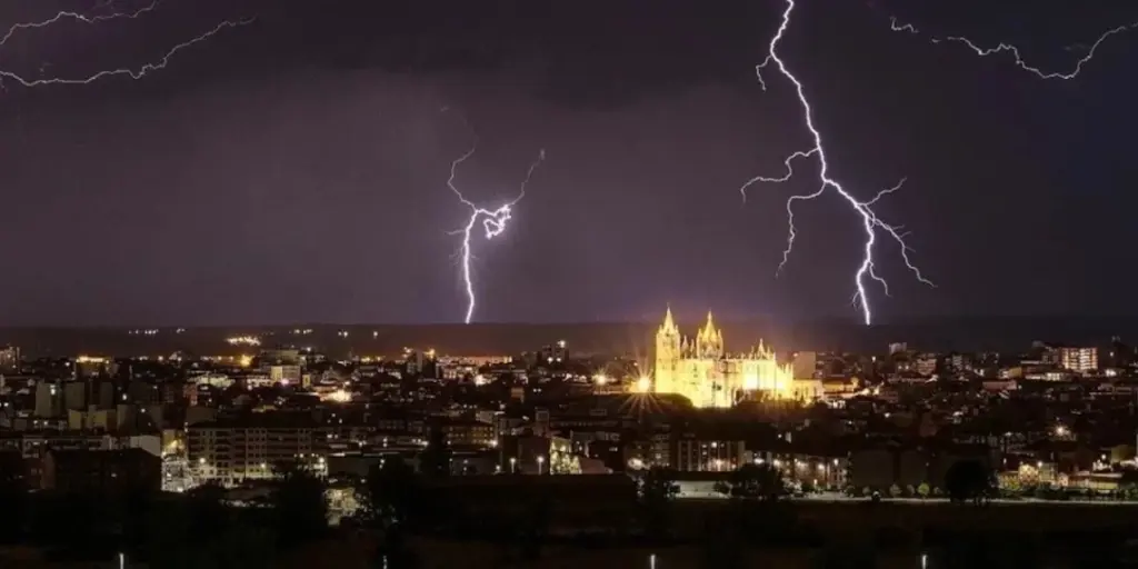 Alerta amarilla en León por fuertes tormentas este viernes, según AEMET
