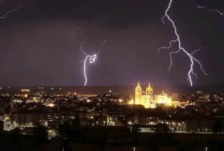 imagenes tormenta electrica leon 1140x570 1 Alerta amarilla en León por fuertes tormentas este viernes, según AEMET