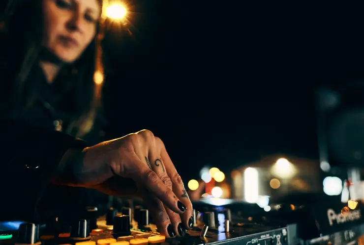 sandra bennet [DIM'25] De museo a espectáculo sonoro: Casa Botines trae increíble música, tatuajes y DJ femeninas