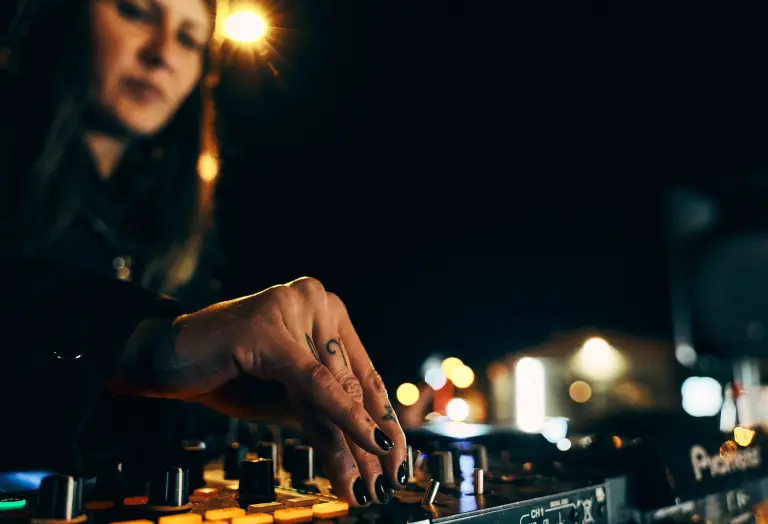 sandra bennet [DIM'25] De museo a espectáculo sonoro: Casa Botines trae increíble música, tatuajes y DJ femeninas