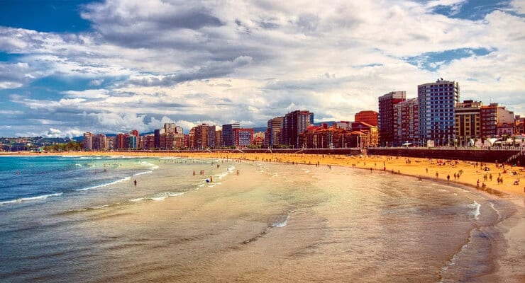 playa gijon ‘Tren Playero’ entre León y Gijón o cómo ir a la playa por el increíble precio de 11€