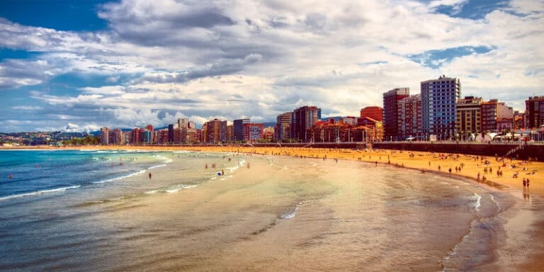 playa gijon ‘Tren Playero’ entre León y Gijón o cómo ir a la playa por el increíble precio de 11€