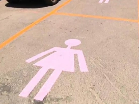 El increíble parking para mujeres en León que ha desatado la polémica en la ciudad en 2025. El increíble parking para mujeres en León que ha desatado la polémica en la ciudad en 2025.