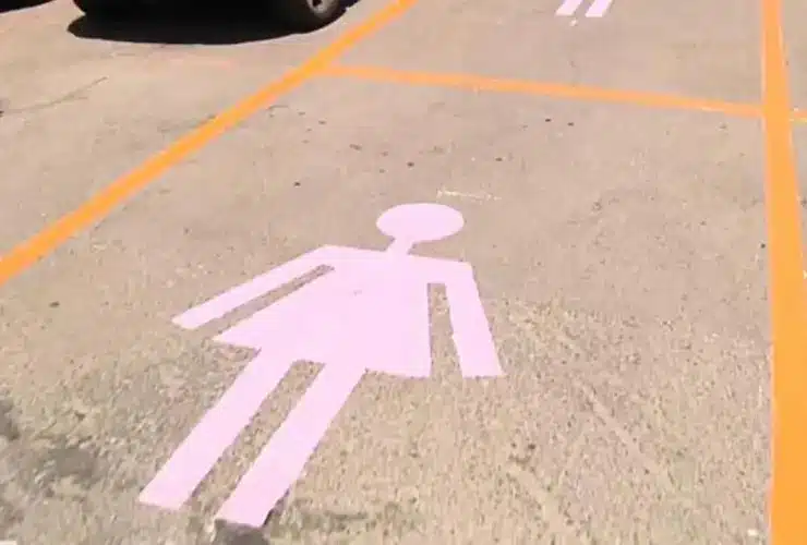 El parking para mujeres en León que ha desatado la polémica en la ciudad.
