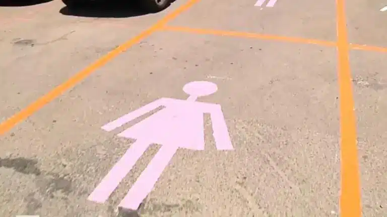 El parking para mujeres en León que ha desatado la polémica en la ciudad.