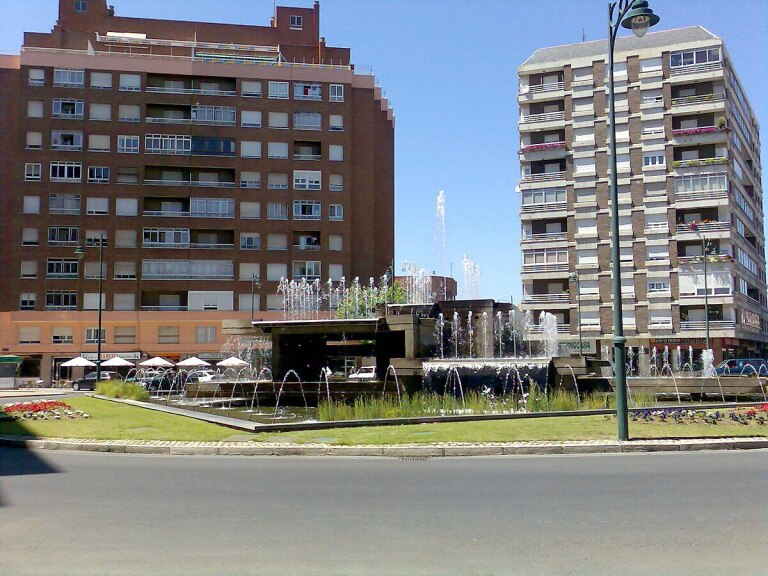 Adiós a la Fuente de Pinilla en León: Reforma Total con Jardines y Arte Contemporáneo