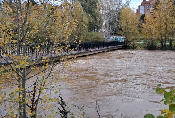 Las abundantes lluvias de las ultimas horas han incrementado el caudal del rio Bernesga a su pas2 La increíble crecida del Río Bernesga en 24h obliga al Corte de 2 Pasarelas y Zonas Peatonales