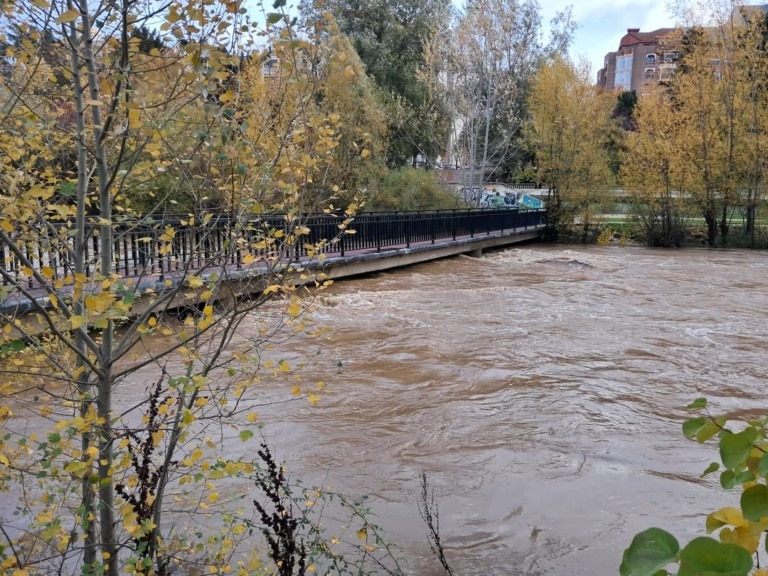 Las abundantes lluvias de las ultimas horas han incrementado el caudal del rio Bernesga a su pas2 La increíble crecida del Río Bernesga en 24h obliga al Corte de 2 Pasarelas y Zonas Peatonales