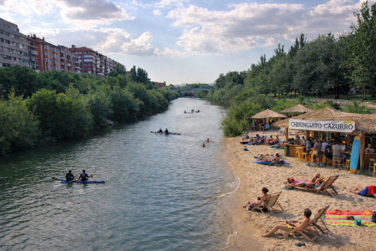 ChatGPT Image 28 dic 2025 14 15 19 León tendrá playa urbana en el verano de 2026