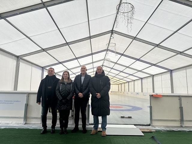 pista hielo 25 La Pista de Hielo de León: Una Experiencia Invernal Única en Espacio León para 2025-2026